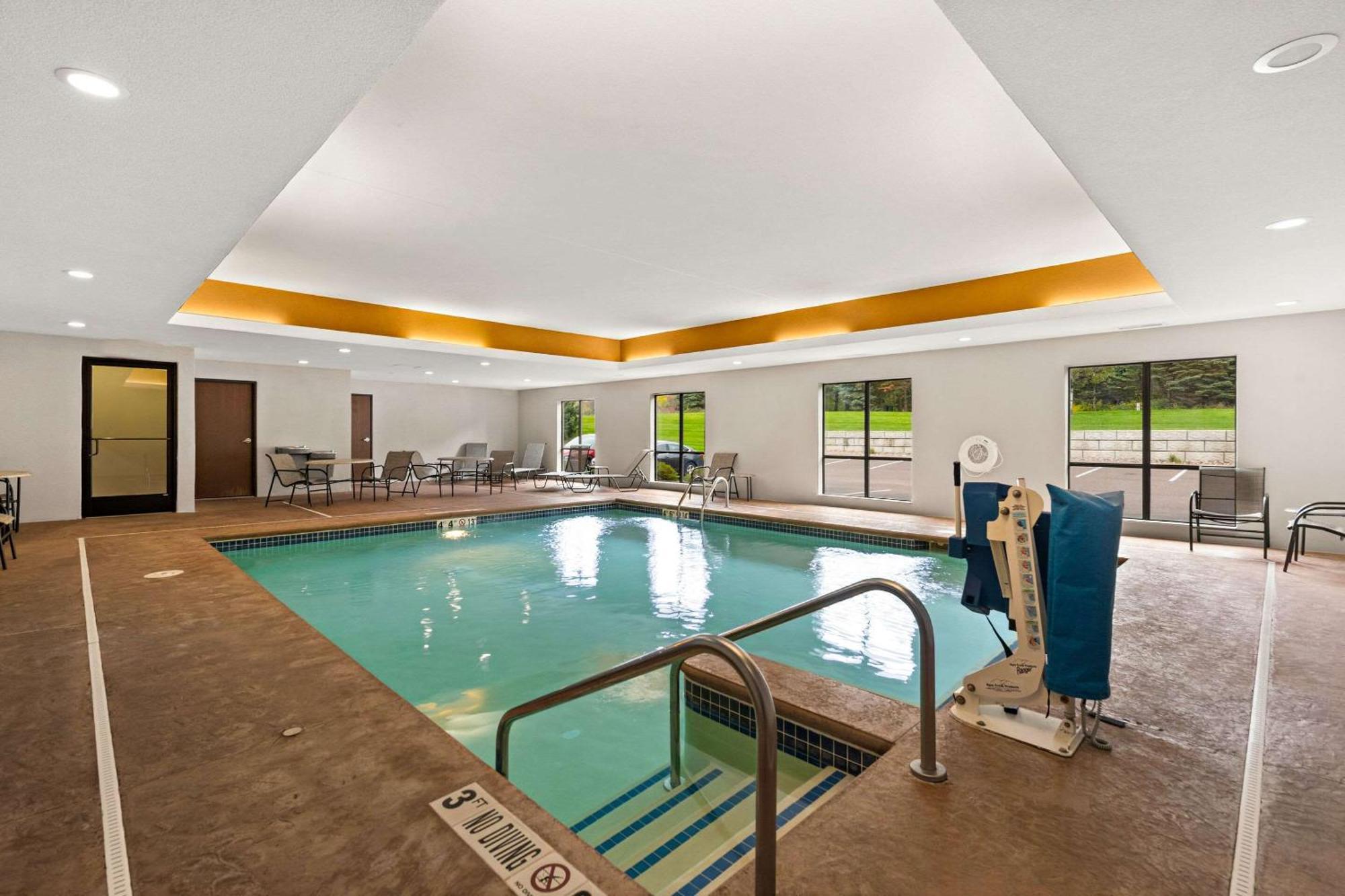 Comfort Suites Hudson I-94 Екстер'єр фото